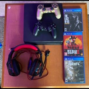 PS4,2 controllers ,a headset and 3 games